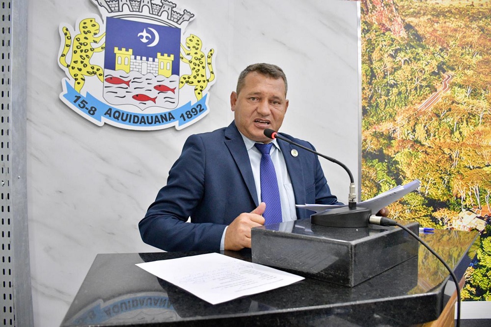 Poste danificado no Nova Aquidauana gera risco à população e à rede elétrica