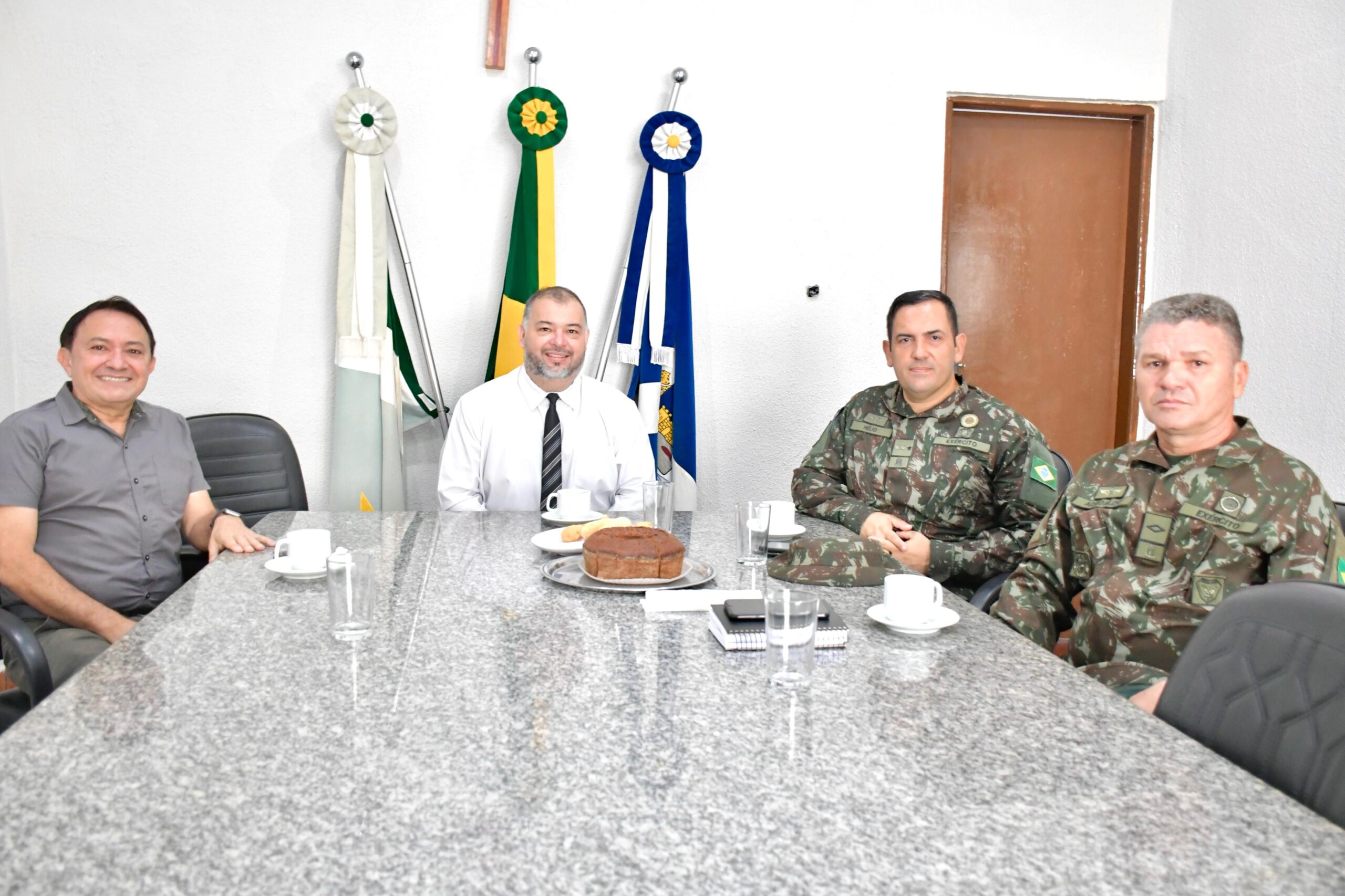 Legislativo recebe visita do comando do 9º BE Cmb