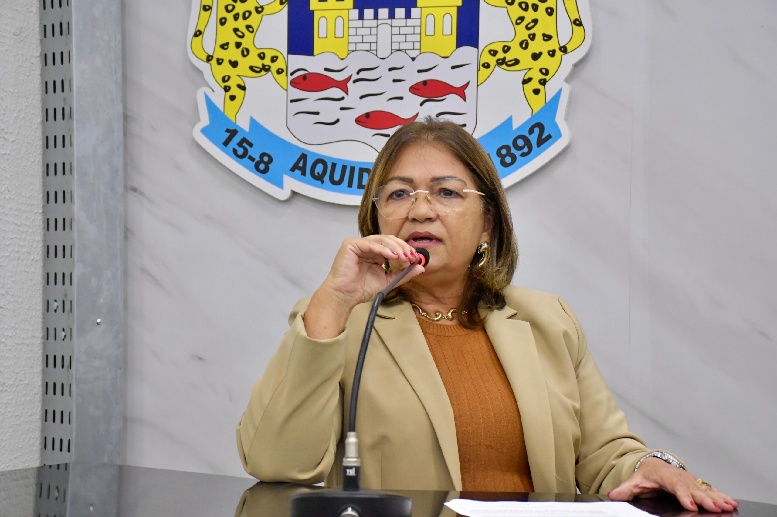 Ana Saravy  presta homenagem póstuma à professora Guilhermina Godoy Velozo