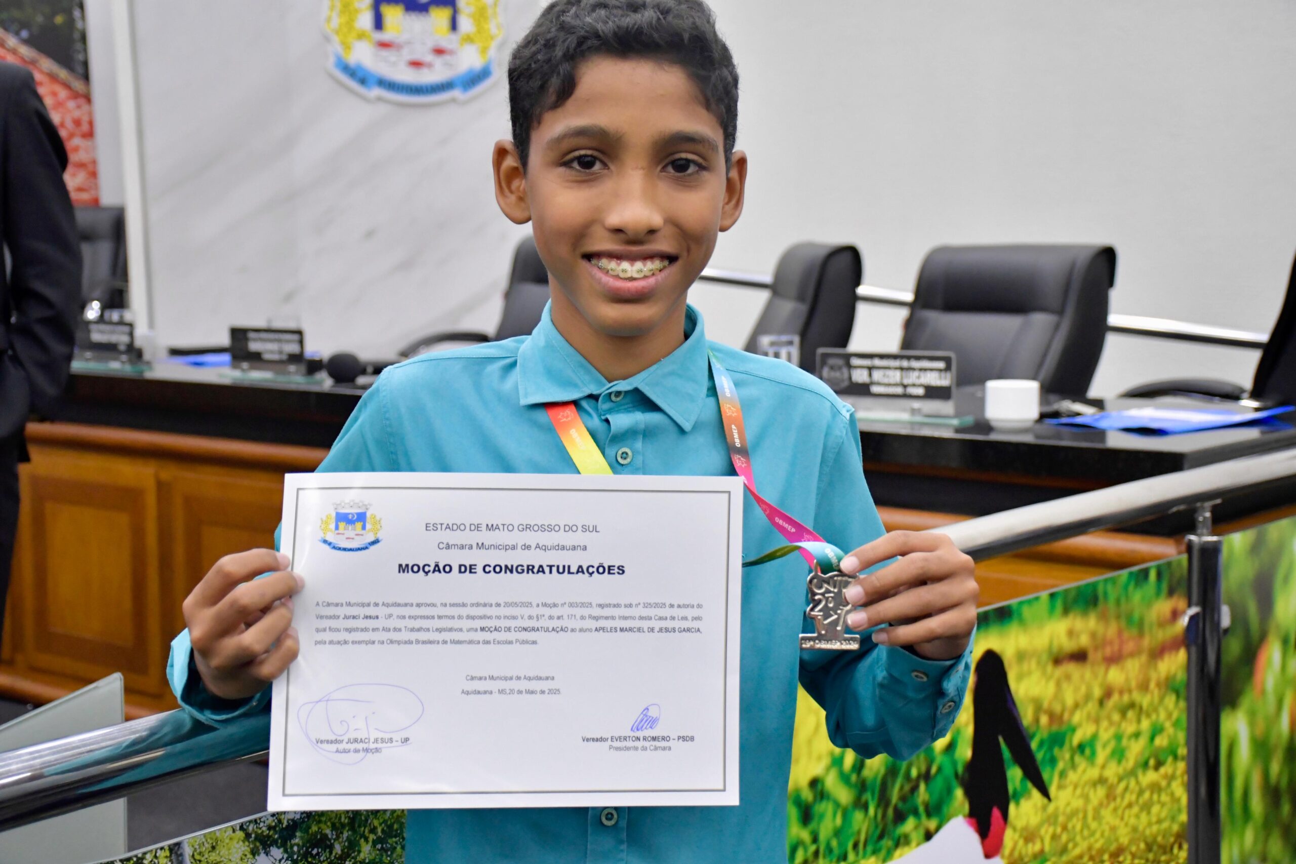 Vereador Juraci homenageia aluno Apeles, medalhista na Olímpiada Brasileira de Matemática