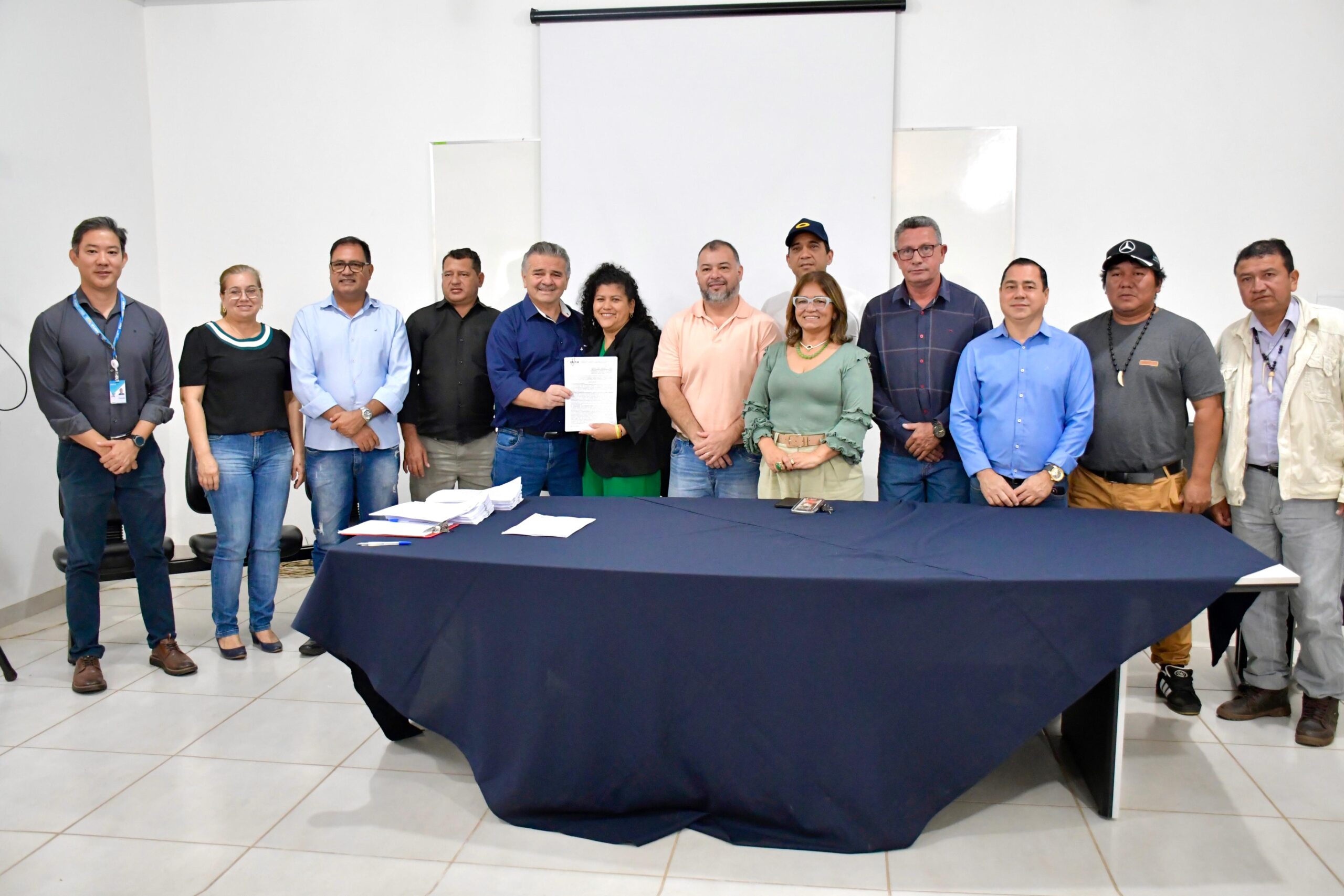 Conquista! Dezenas de famílias indígenas comemoram a assinatura de contratos de moradia
