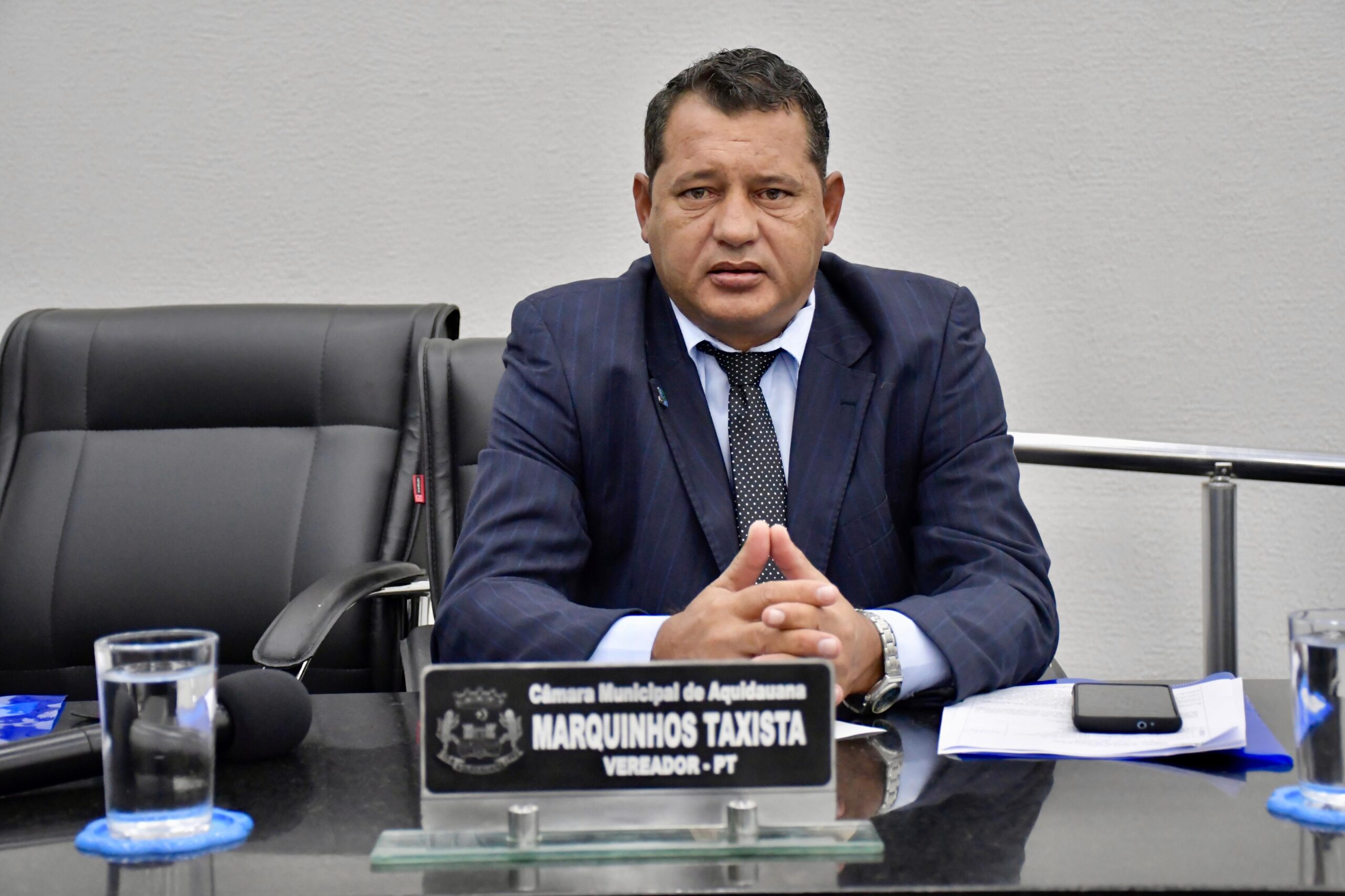 Marquinhos solicita redutores de velocidade e revitalização da sinalização em bairros
