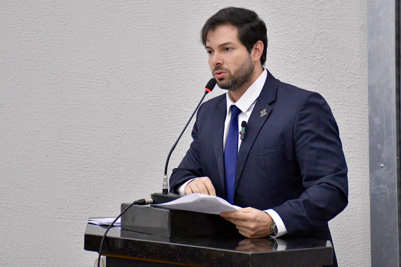 Edenilson solicita implantação de poste em rua do bairro Alto