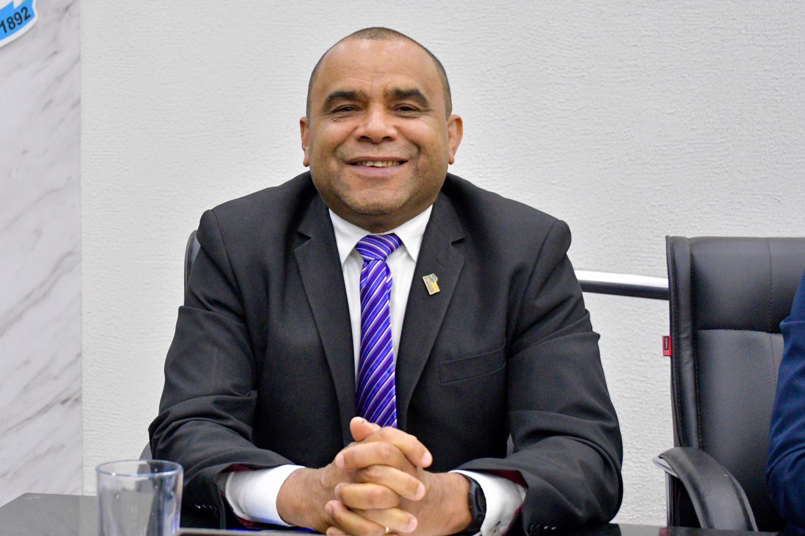 Vereador Sargento Cruz solicita base de concreto em poste da Praça da Matriz
