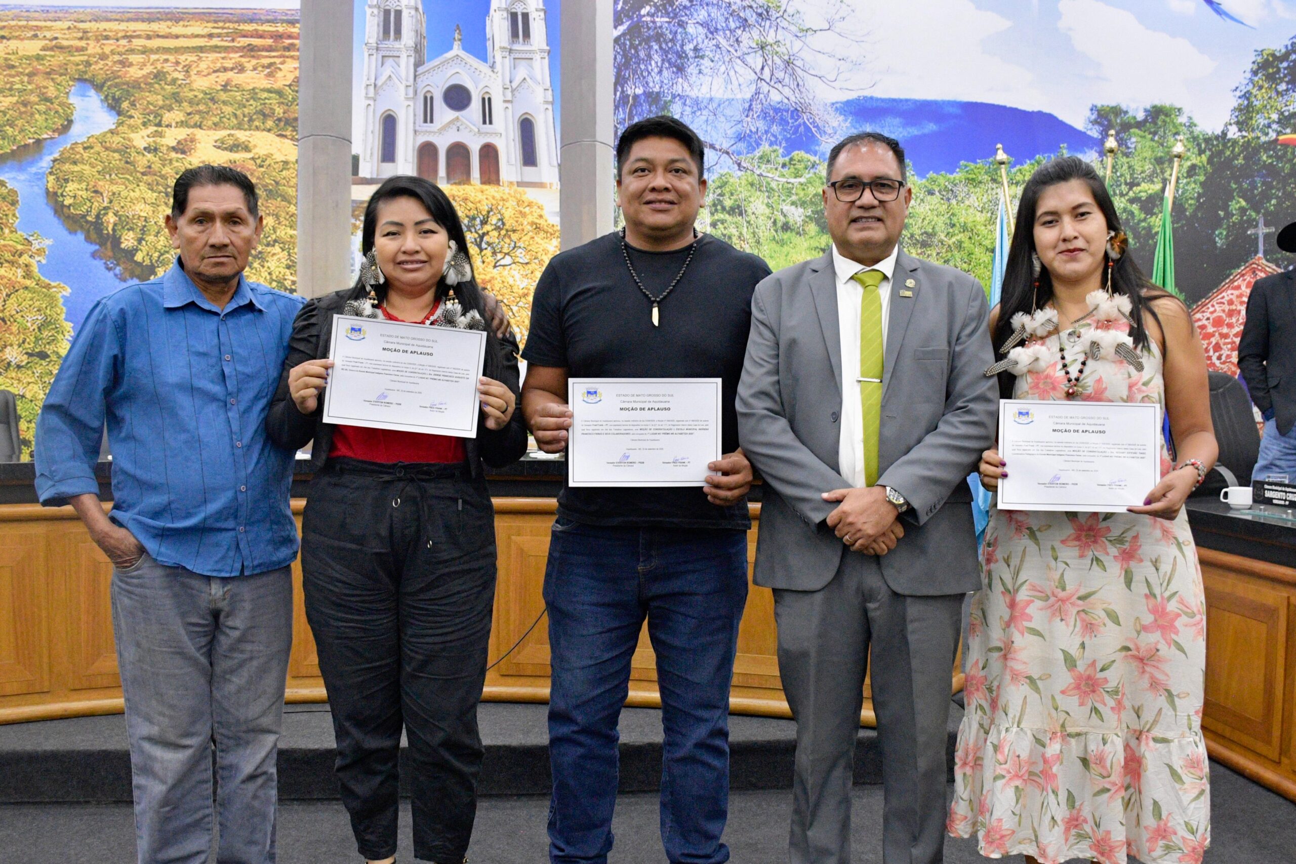 Fred Frank presta homenagem a diretora e coordenadora de Escola Municipal Indígena