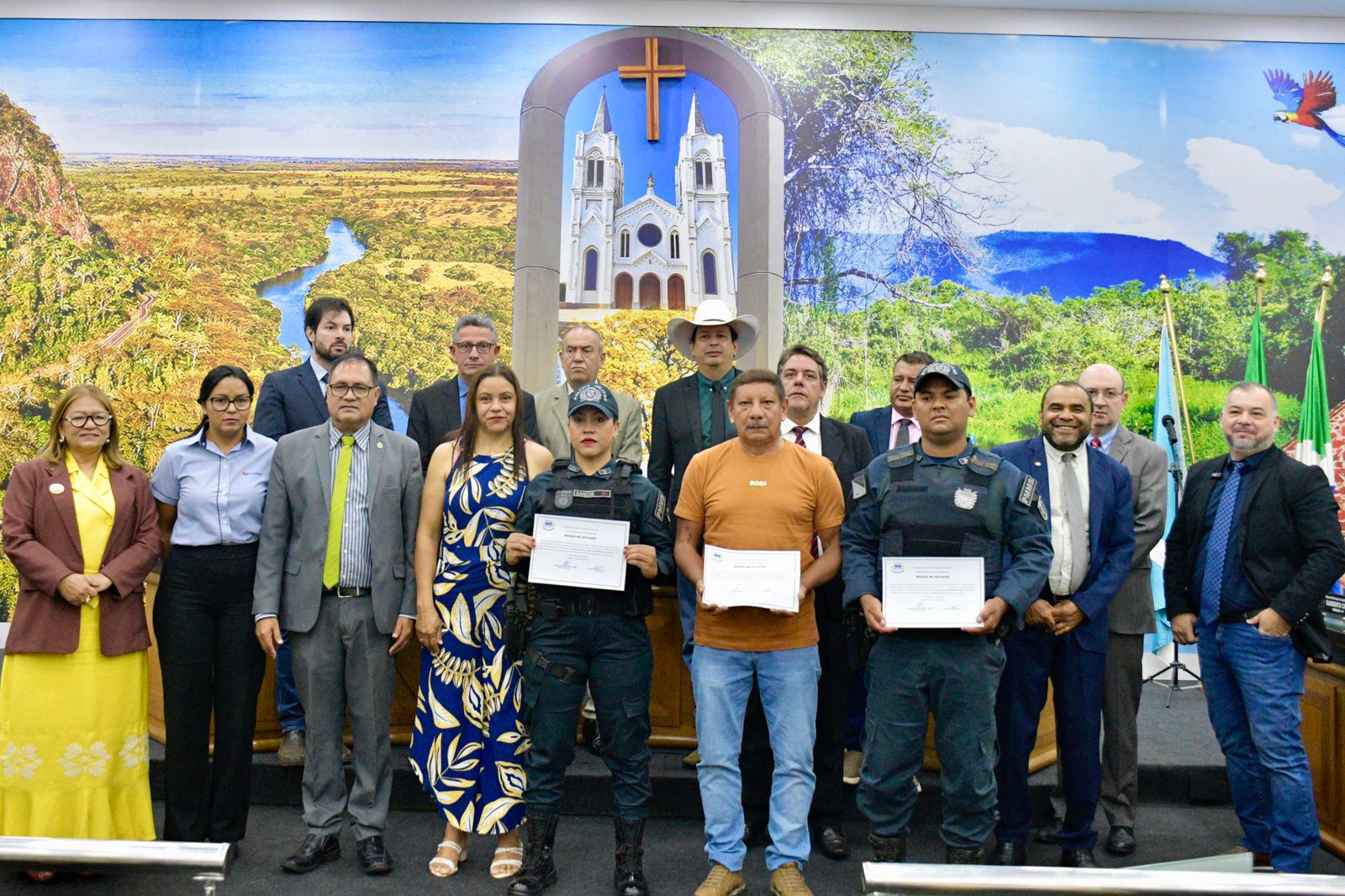 Policiais recebem Moção de Aplausos por iniciativa do vereador Fred Frank