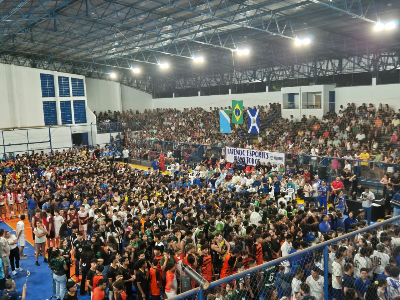 Vereadores somam-se a multidão para participar da Abertura dos Jogos da Primavera