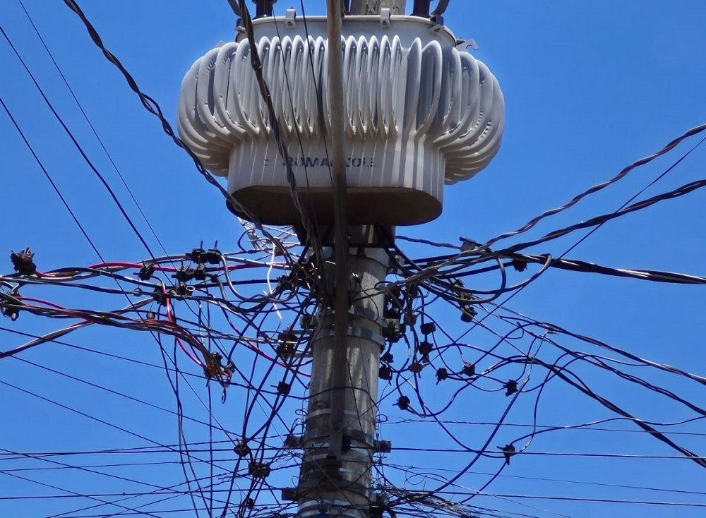 Aquidauana pode receber projeto que limpa fios soltos e irregulares dos postes