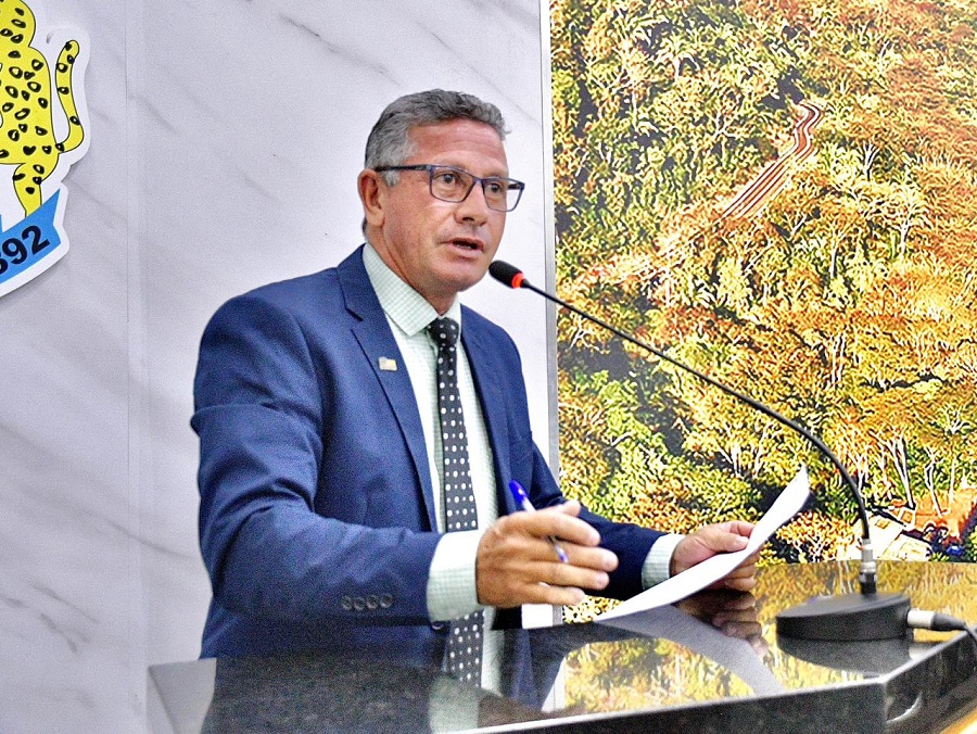 Lixeiras em praça de Aquidauana reforça cuidado com limpeza urbana