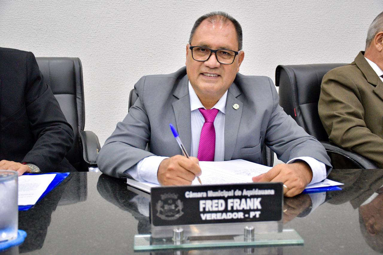 Solicitação de serviços de limpeza urbana nas Vilas Paraíso e Trindade