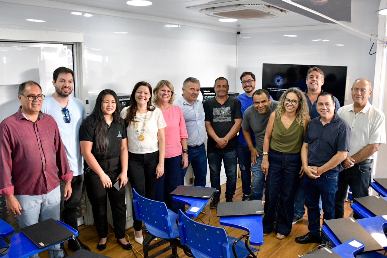 Legislativo de Aquidauana prestigia início do projeto Carreta Digital no município