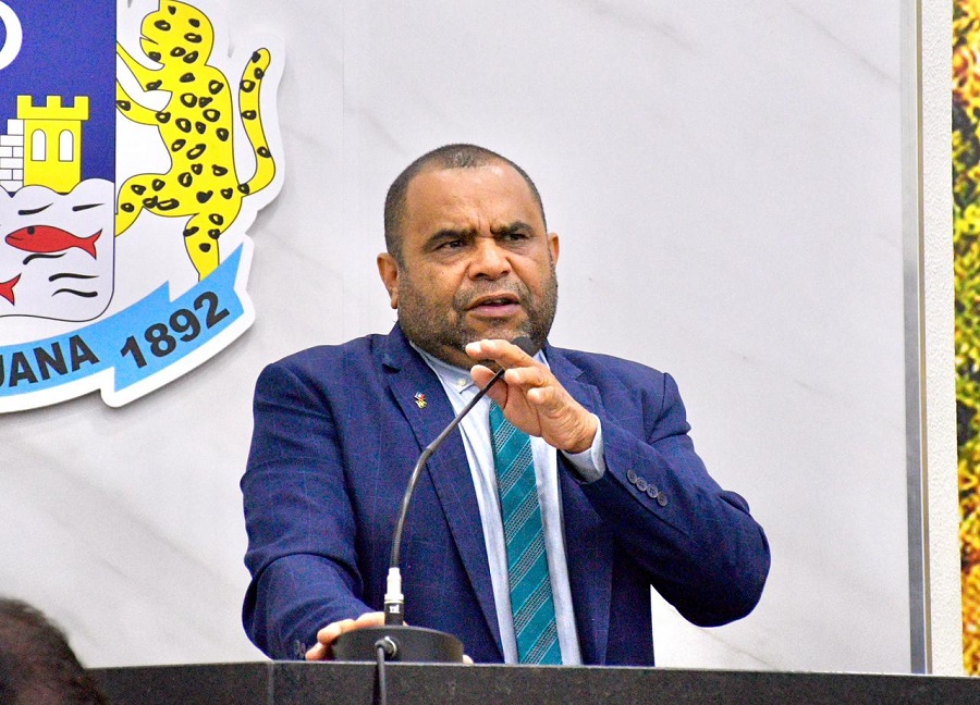 Falha na iluminação em pista de caminhada motiva solicitação de manutenção