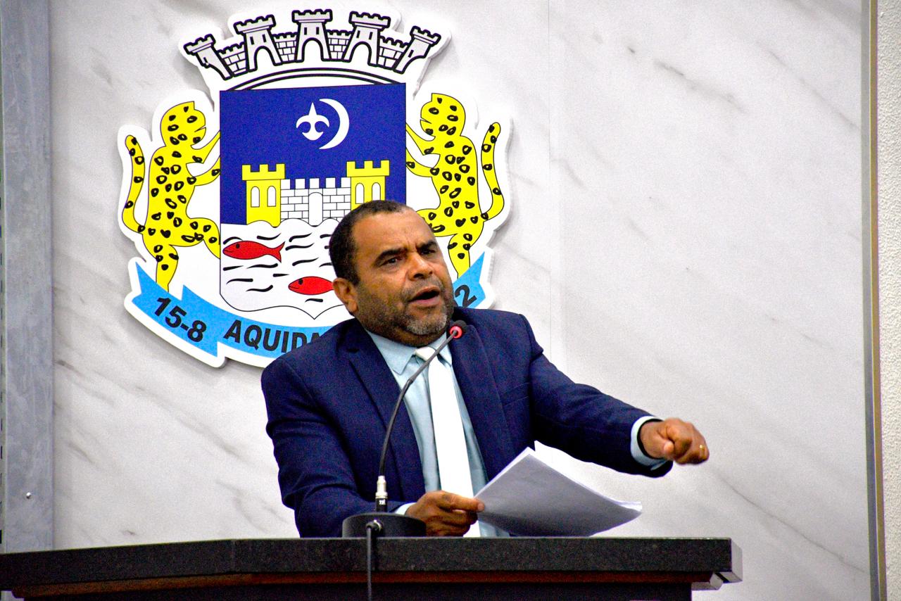 Vereador Sgt Cruz atende pedido de moradores da Serraria e solicita limpeza da Escola Nilzalina