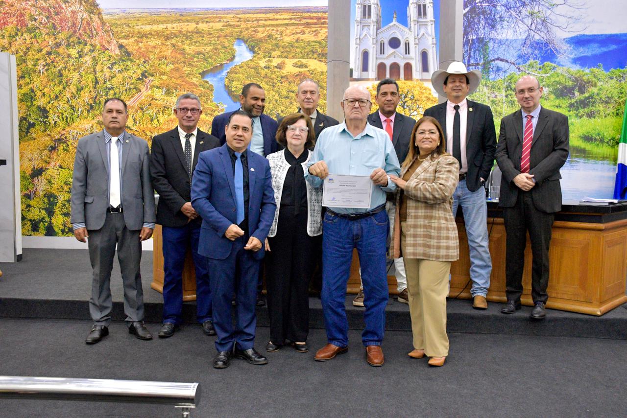 Câmara homenageia Mário Ravaglia pela aposentadoria