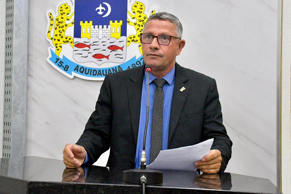 Vereador reivindica lombofaixa em frente ao Colégio Terra Mater