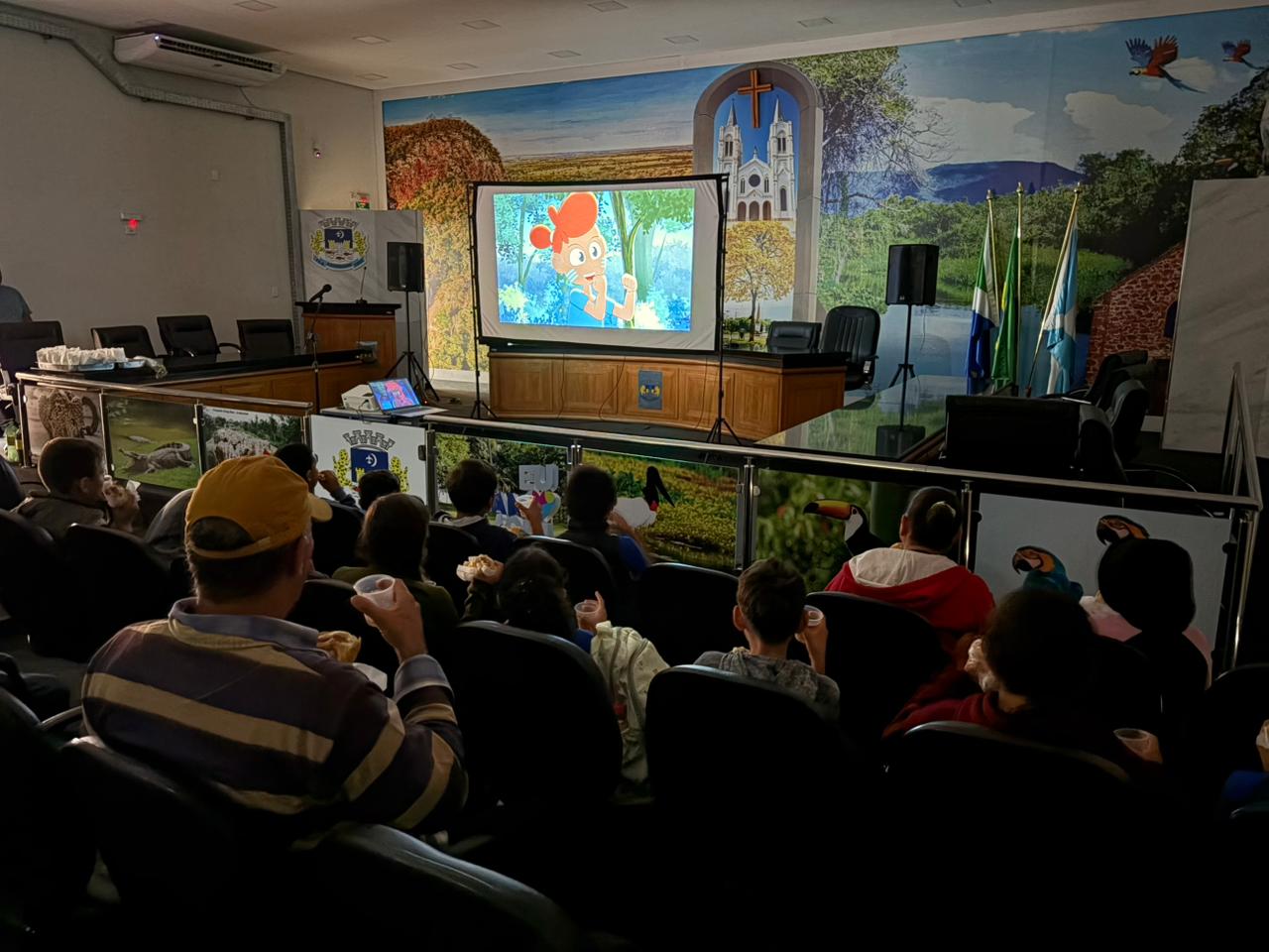 Câmara recepcionou alunos de Camisão para sessão do Cine Câmara