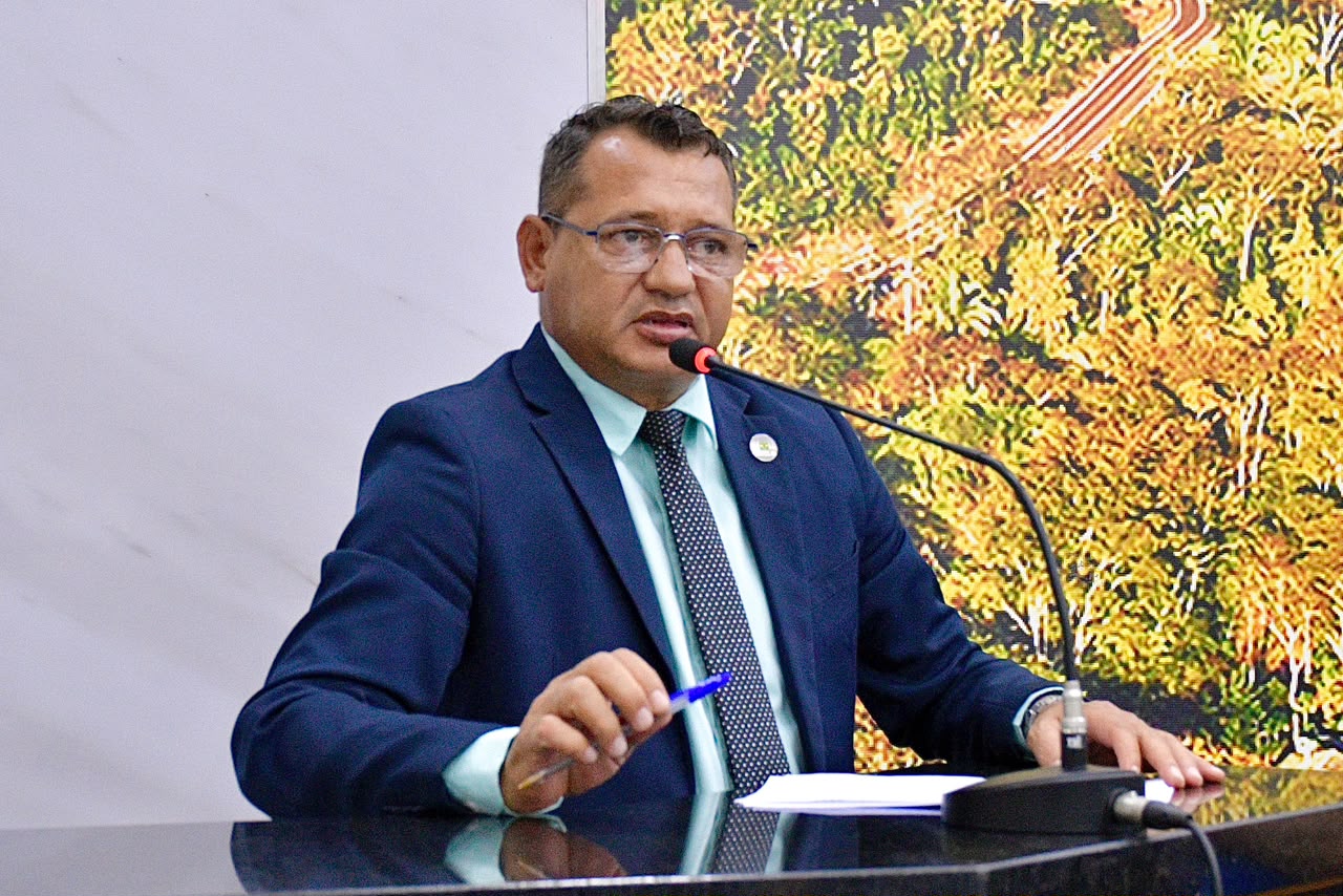 Vereador solicita patrolamento, aterramento e tapa-buracos em diferentes regiões de Aquidauana