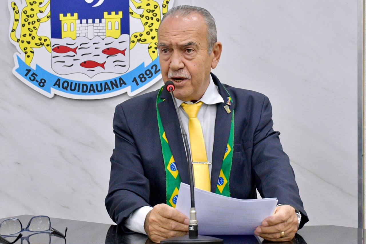 Vereador cobra limpeza, roçada e permanência do maquinário em Cipolândia